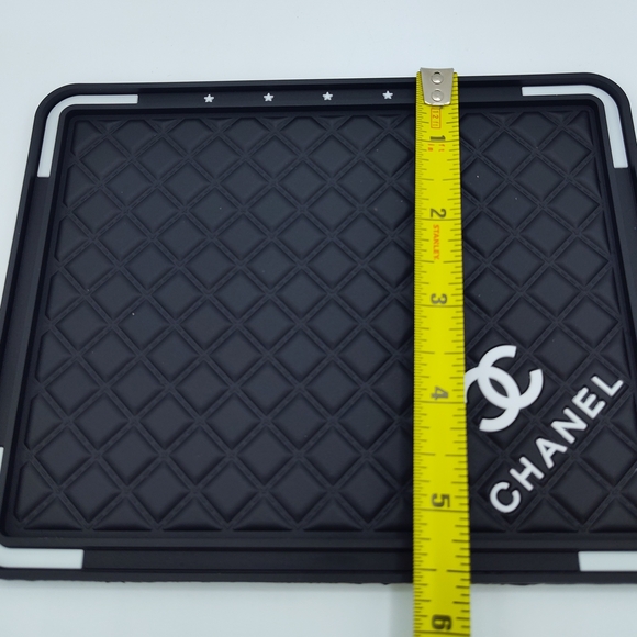 CHANEL 2021 Quilted CC Silicone Vanity Tech Mat VIP Limited Edition NIP RARE - Picture 5 of 7